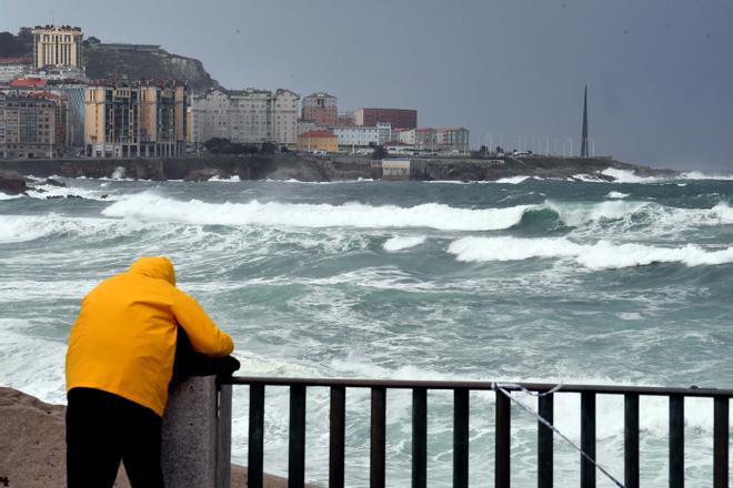 A Coruña en alerta roja: Temporal con fuerte oleaje en Riazor y rachas de más de 100 kilómetros por hora