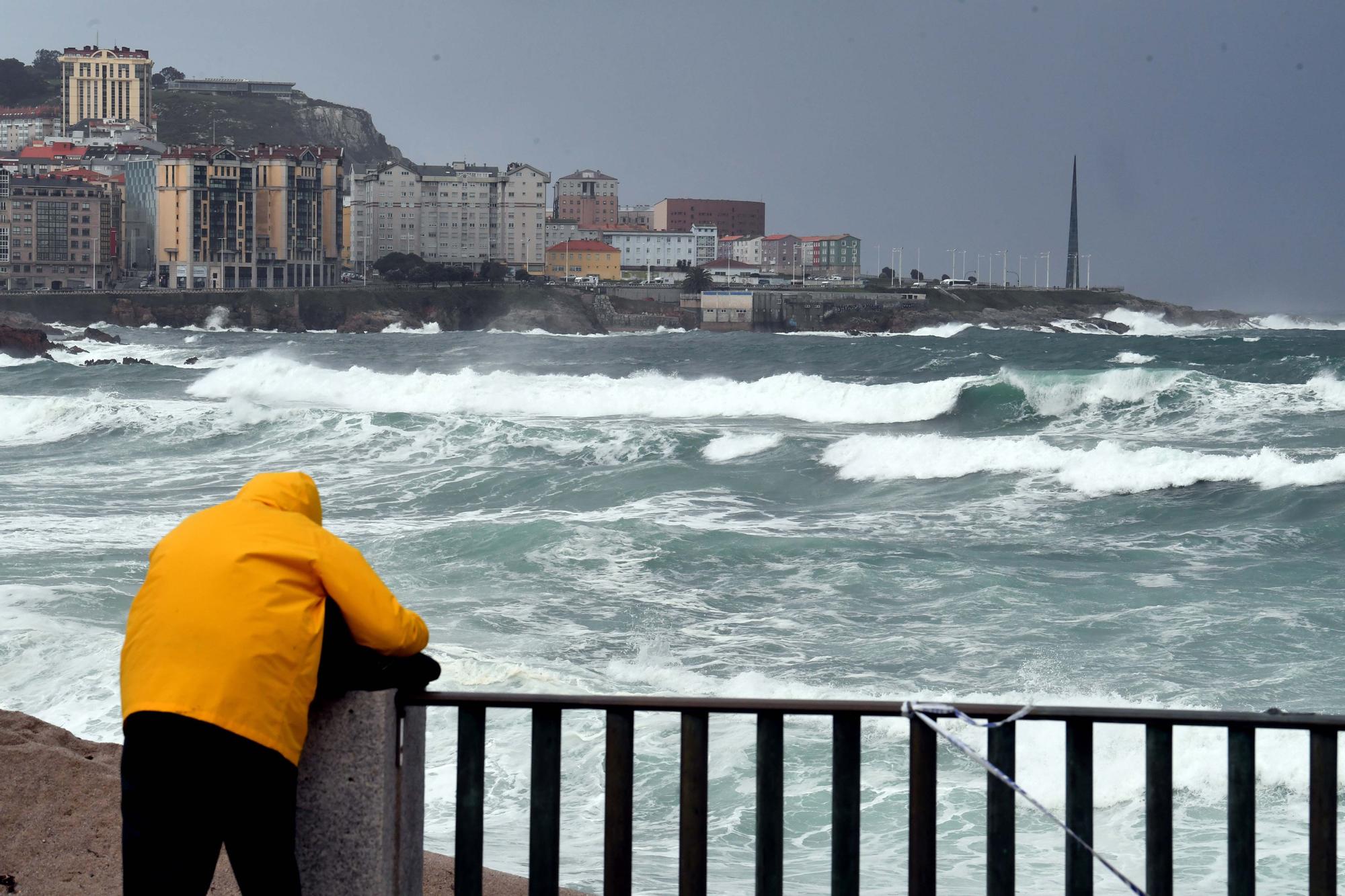 A Coruña en alerta roja: Temporal con fuerte oleaje en Riazor y rachas de más de 100 kilómetros por hora