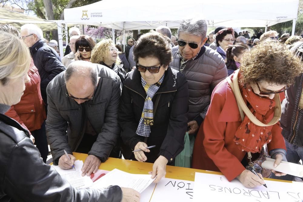 Tres generaciones llenan el parque de la Paz y acusan a los diferentes gobiernos de "olvidar" a los ciudadanos