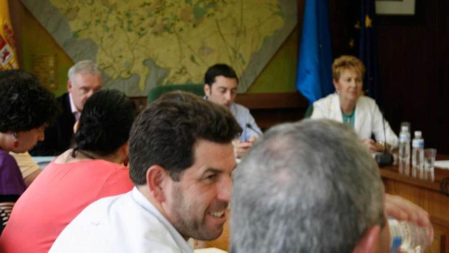 El edil Javier García, en primer término, con el alcalde, Gerardo Sanz, al fondo, en el Pleno celebrado ayer.