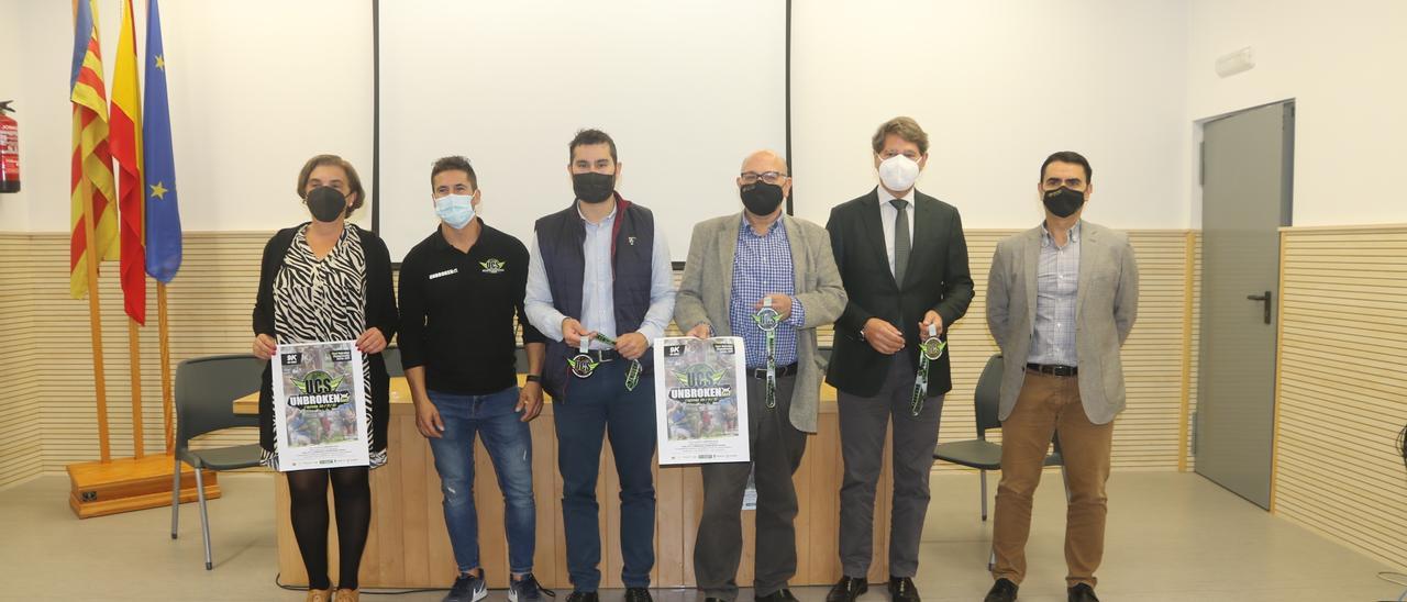 Autoridades y patrocinadores durante la presentación de la carrera.