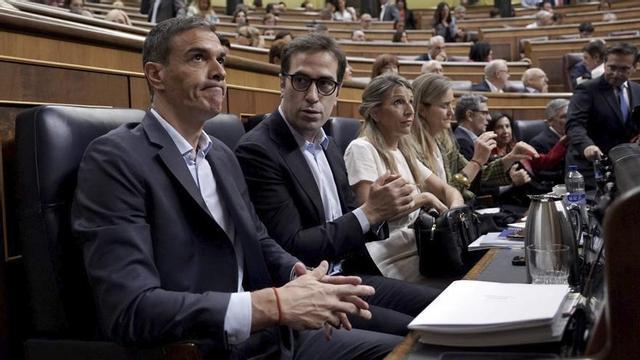 Pedro Sánchez durant la seva compareixença al Congrés dels Diputats, amb Carlos Cuerpo. | JOSÉ LUIS ROCA