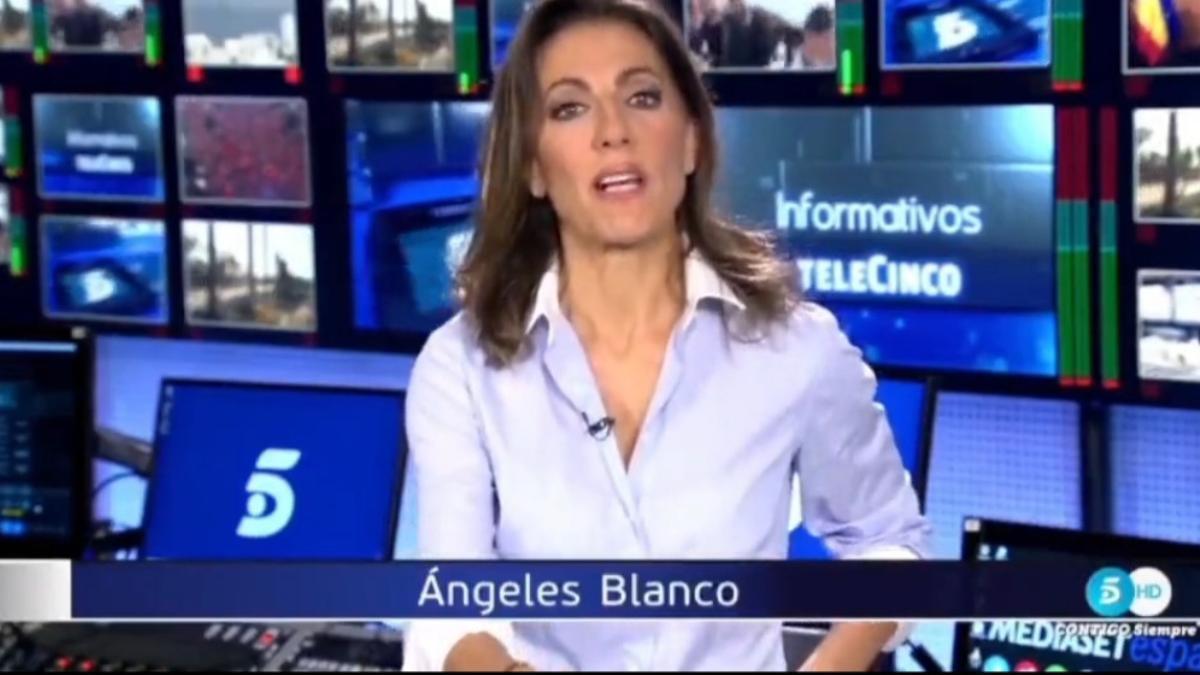 Ángeles Blanco presentando Informativos Telecinco desde la sala de control.