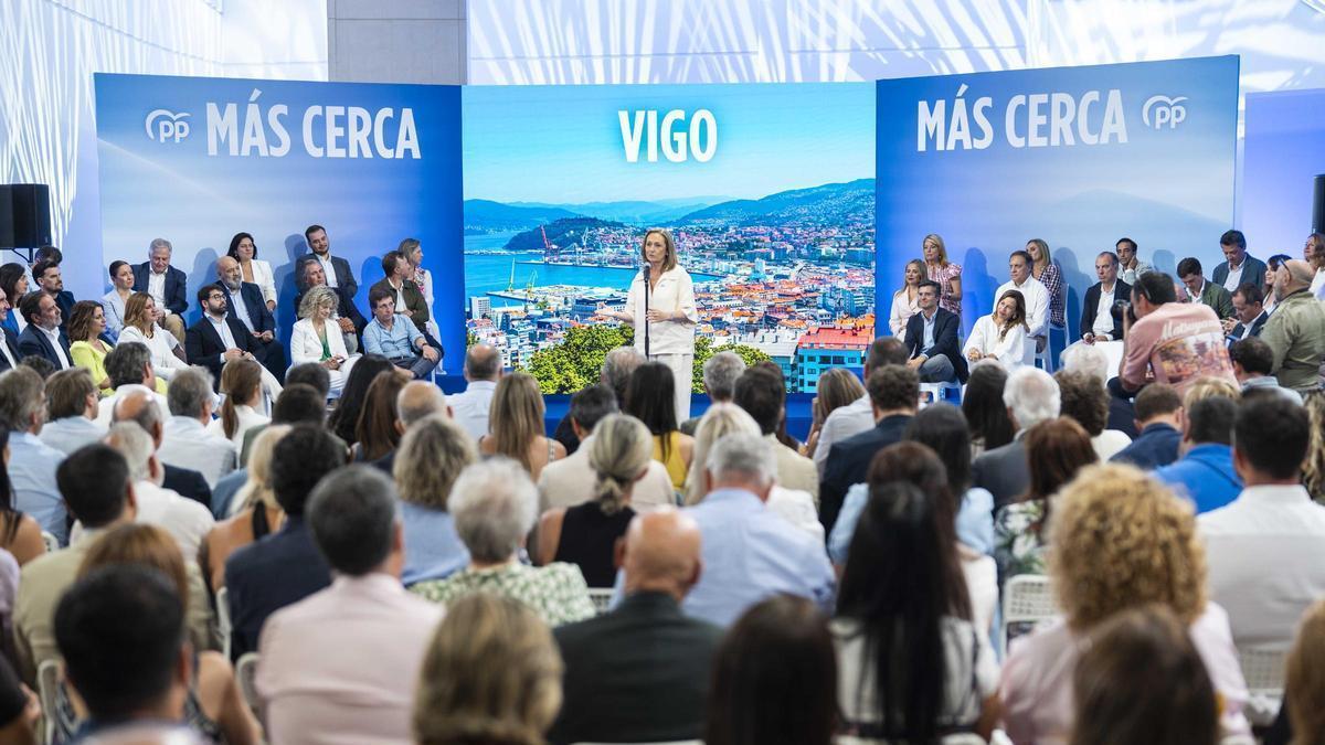 Luisa Sánchez, en el acto con candidatos del PP esta sábado en Santiago.