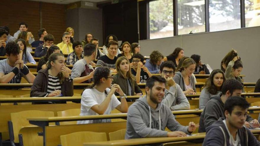 Varios alumnos asisten a clase en una facultad gallega.