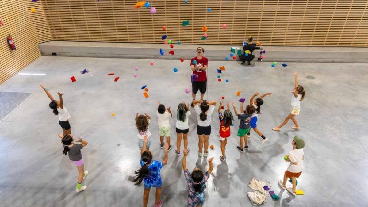 Os participantes no obradoiro do luns 17, na Casa das Máquinas, practicando malabares