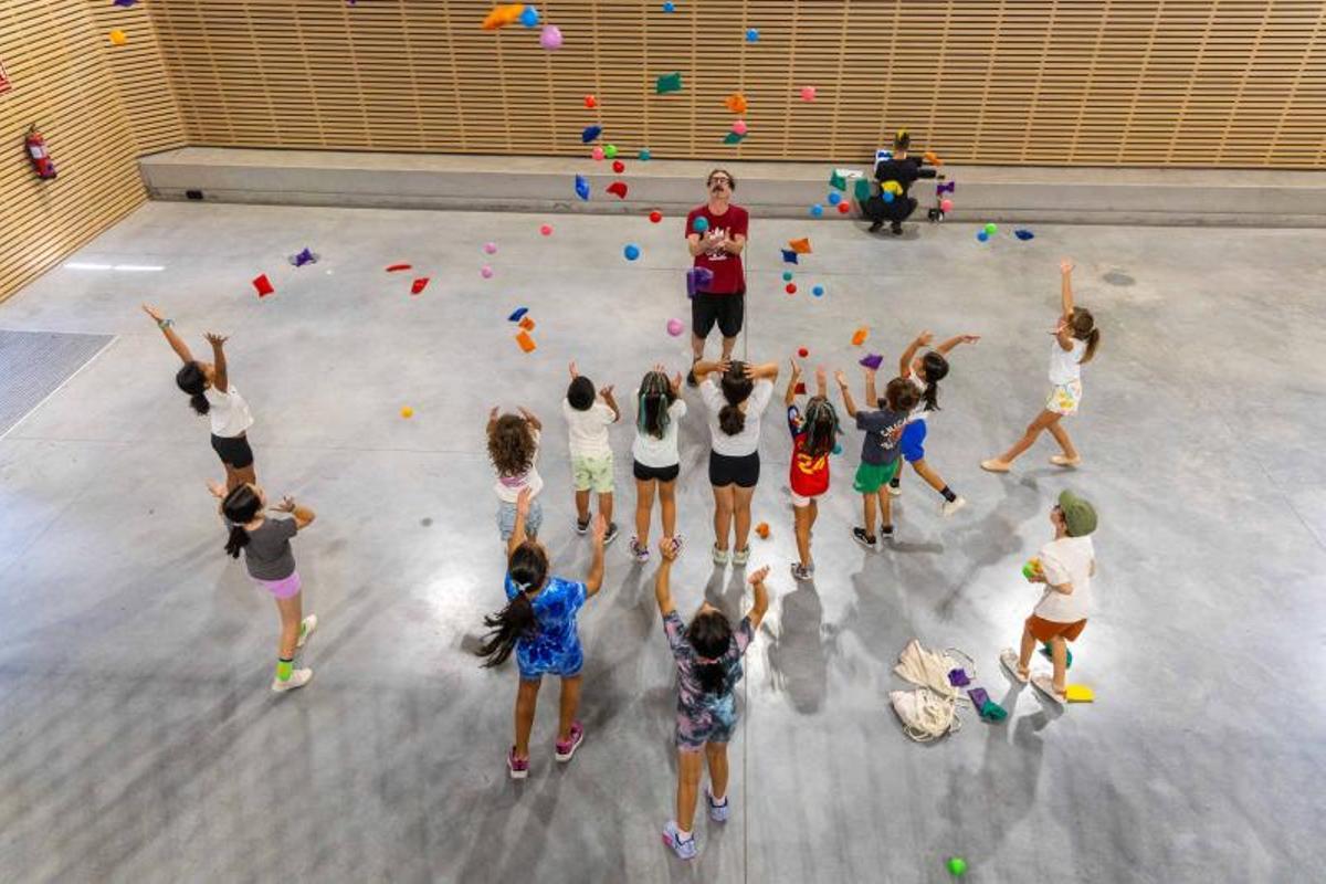 Os participantes no obradoiro do luns 17, na Casa das Máquinas, practicando malabares