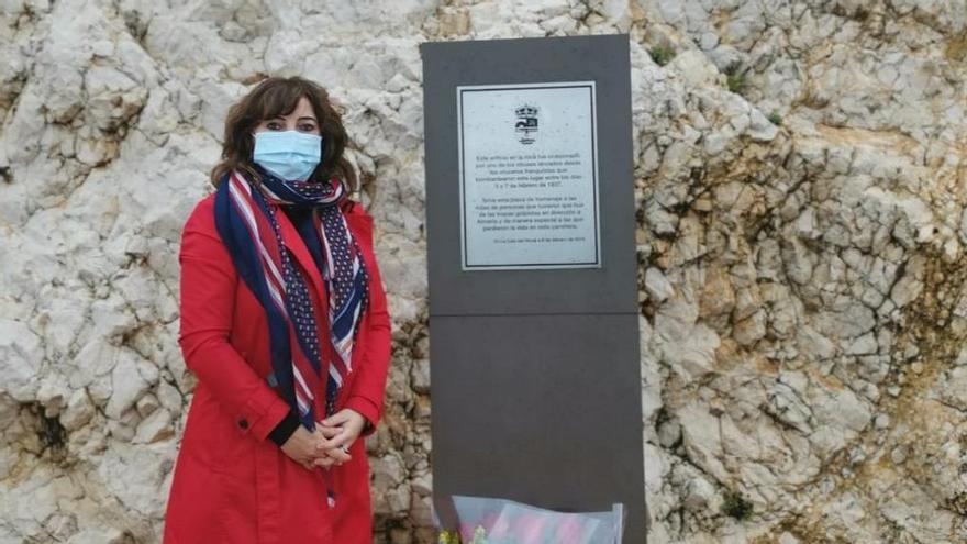 Rocío Calderon, junto al ramo de flores depositado ante la plaza en memoria de las víctimas de la desbandá