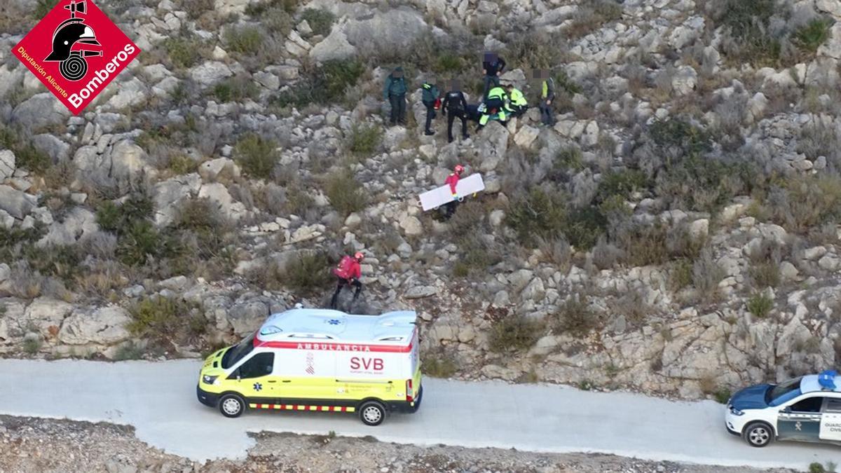 Imagen del rescate. El parapentista ha realizado un aterrizaje accidentado en la escarpada ladera