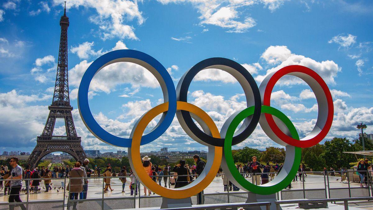 Los aros olímpicos en París, donde tendrán lugar los Juegos Olímpicos 2024.