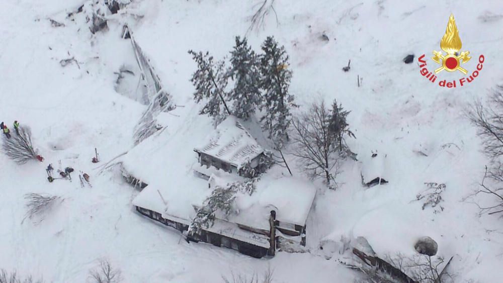 Una avalancha de nieve sepulta un hotel en Italia