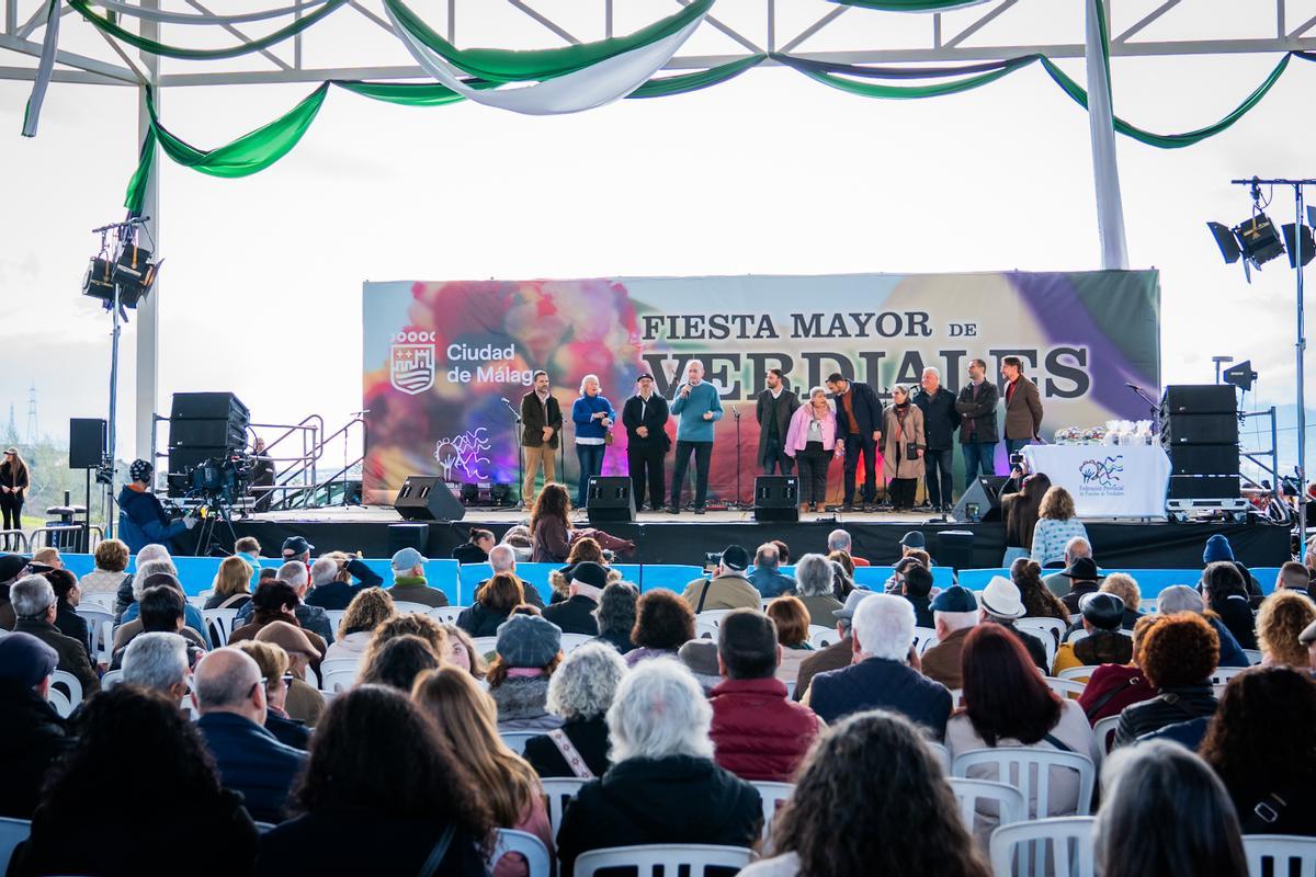 El alcalde se dirige al público en un momento de estas fiestas de verdiales en Málaga.