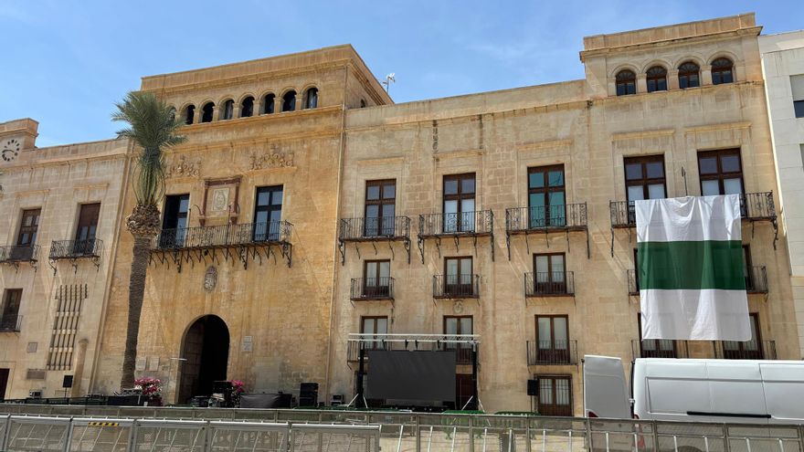 Escenarios, pantallas, vallas... todo listo en Elche para una celebración de Primera