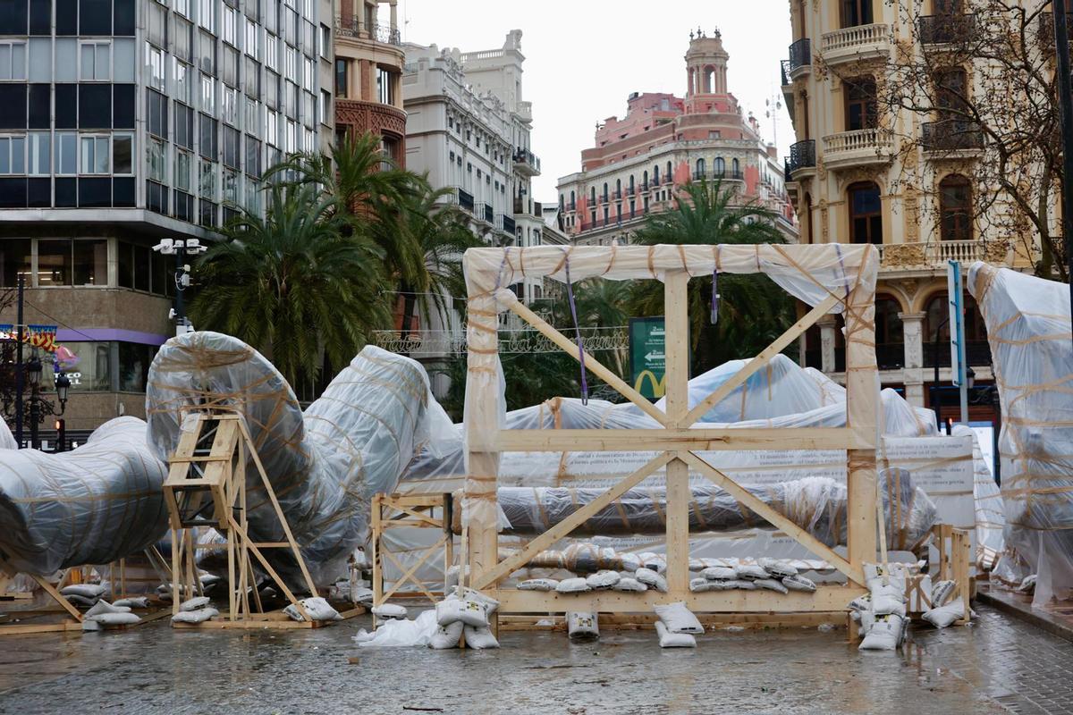 Las lluvias azotan las fallas en València: mascletà suspendida y los primeros ninots protegidos con plásticos