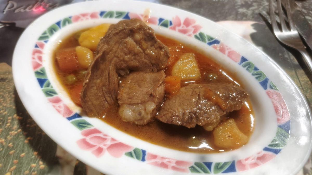 El redondo de ternera en salsa del menú del día del restaurante Can Vaqué.