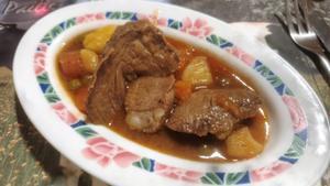 El redondo de ternera en salsa del menú del día del restaurante Can Vaqué.