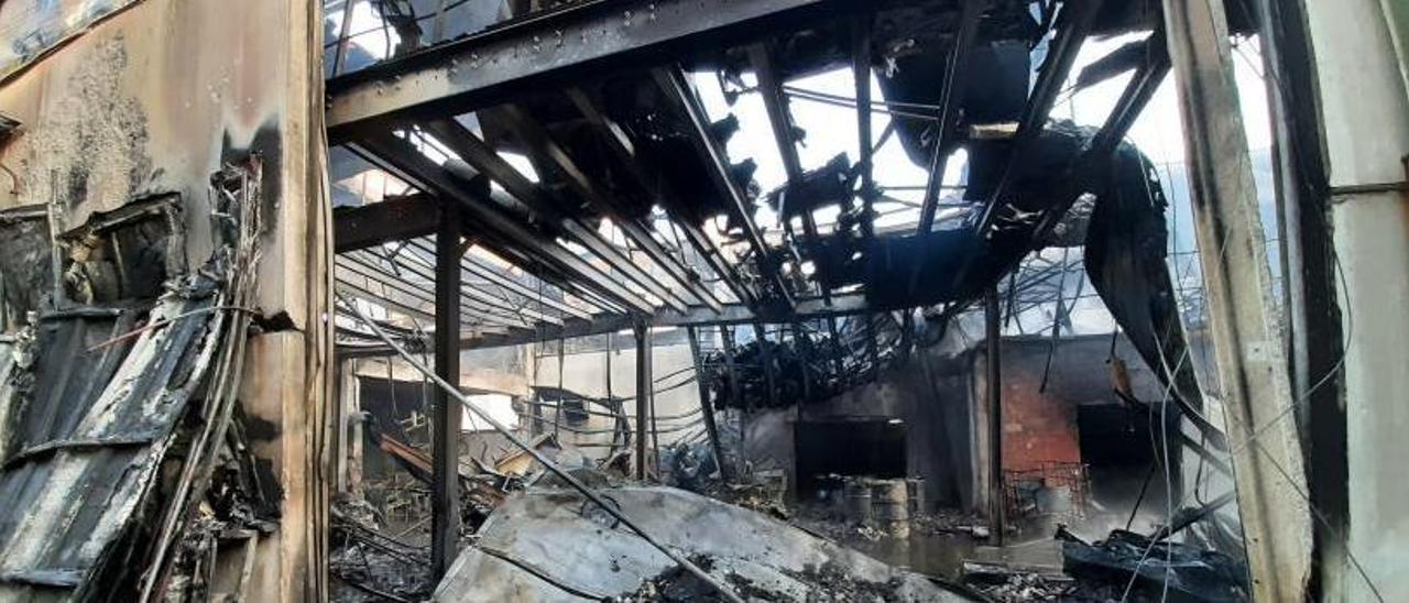 El estado en el que quedó el interior de la nave de Poliésteres Sobral tras el incendio.