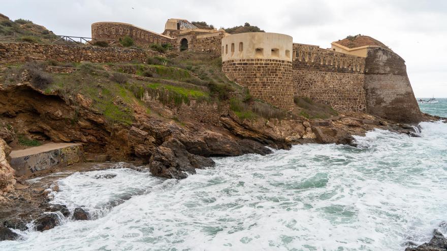 El viento hace destrozos en Cartagena: tira árboles, dobla farolas y arranca barreras del tren