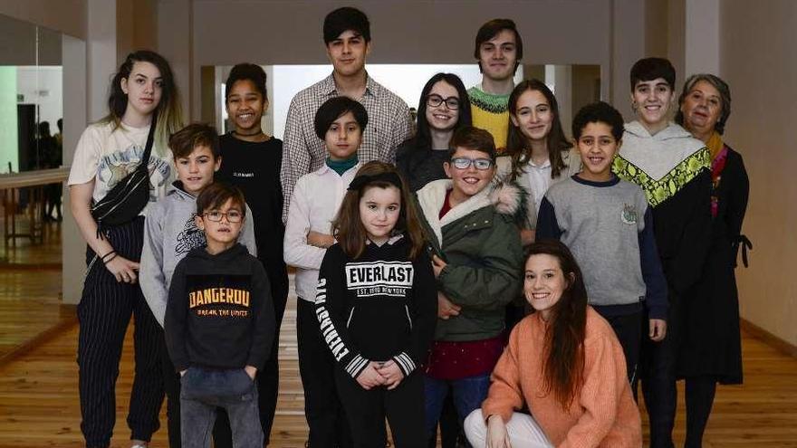 A actriz Sara Fandiño, esta semana cos seus alumnos na Escola de Teatro Galego Musical.