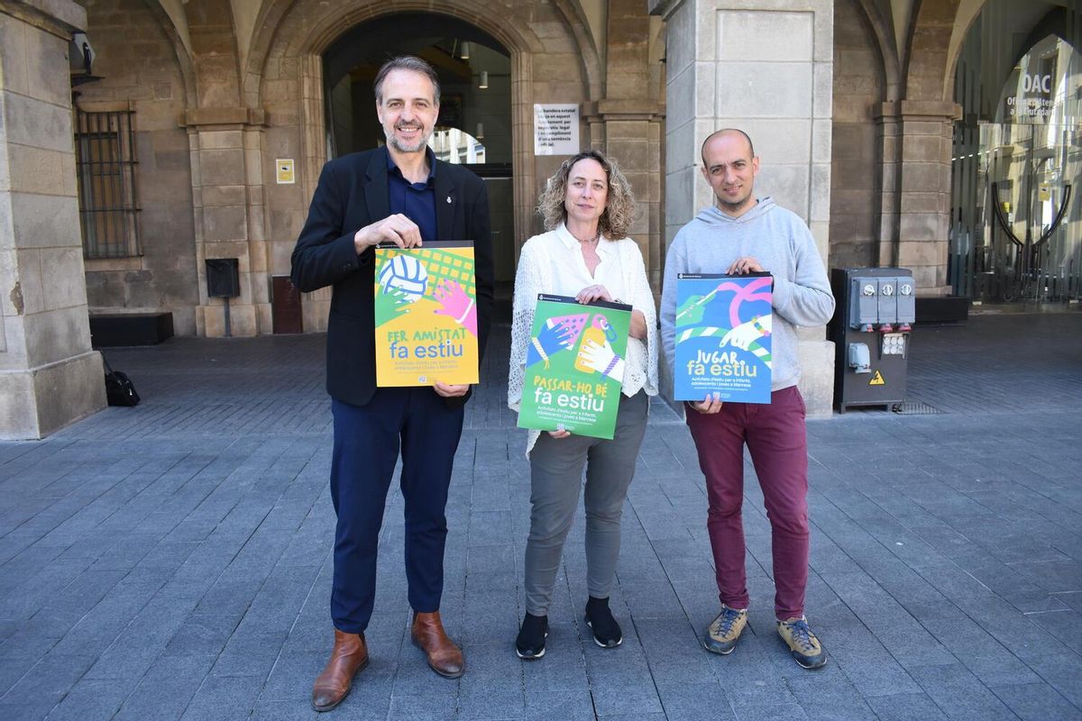 Els regidors Anjo Valentí, Isabel Sánchez i Pol Huguet amb els cartells de la programació d'estiu per a petits i joves