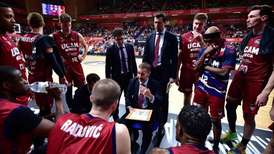 Sito Alonso, entrenador del UCAM, dando instrucciones durante un tiempo muerto.  | ACB PHOTO/J. BERNAL