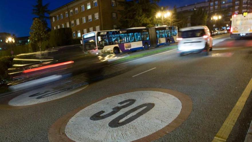 Los &quot;carriles 30&quot;, banco de pruebas. Algunas calles de Oviedo -en la imagen, Calvo Sotelo- ya tienen parte de sus carriles restringidos a 30 por hora, una limitación que Somos quiere extender a toda la ciudad.