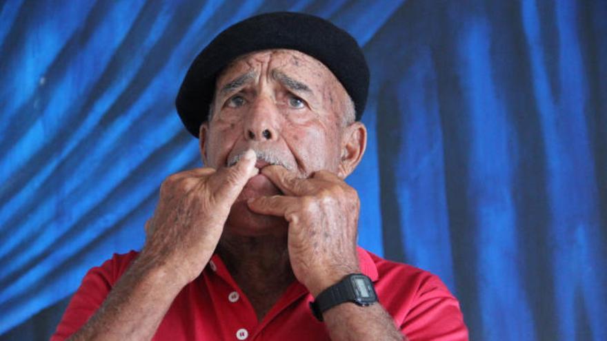 Un hombre practica el tradicional silbo de El Hierro.