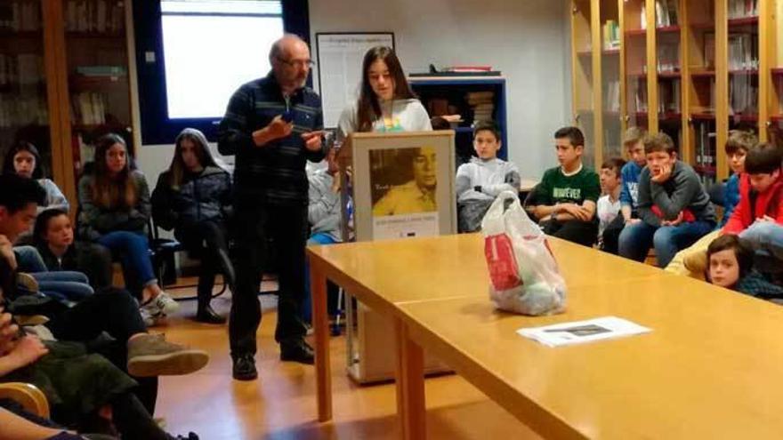 La lectura pública en la sala Marta Portal de la Casa de Cultura de Nava.