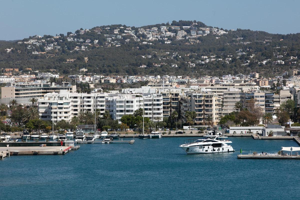 Vista parcial del paseo Joan Carles I desde la ciudad amurallada de Ibiza.