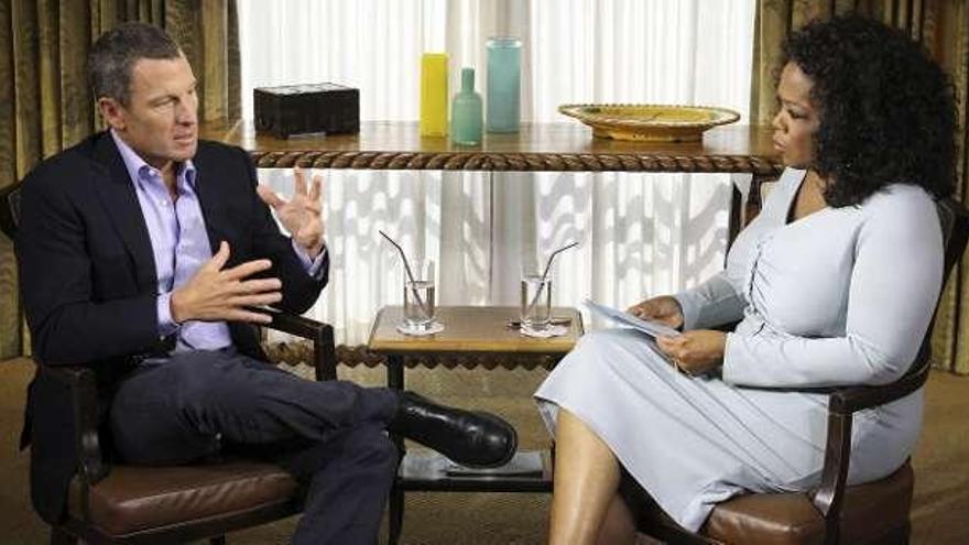 Armstrong, junto a la presentadora Oprah Winfrey. / george burns