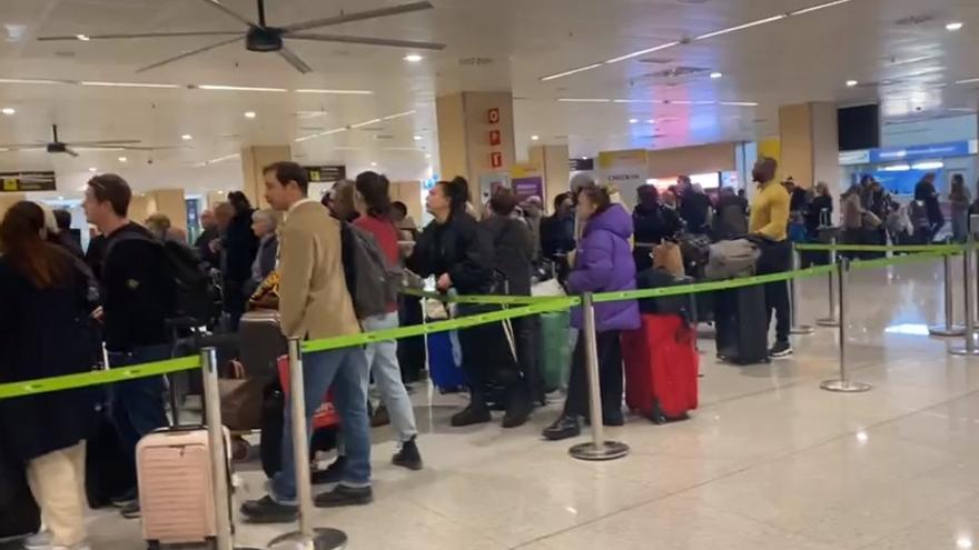 Pasajeros sin maletas en el aeropuerto de Ibiza por la huelga en el &#039;handling&#039; de Iberia