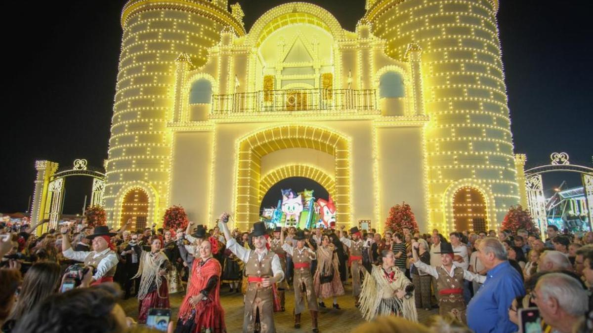 Inauguración de la Feria de San Juan de Badajoz, en una edición anterior, con la portada ya encendida y bailes regionales.