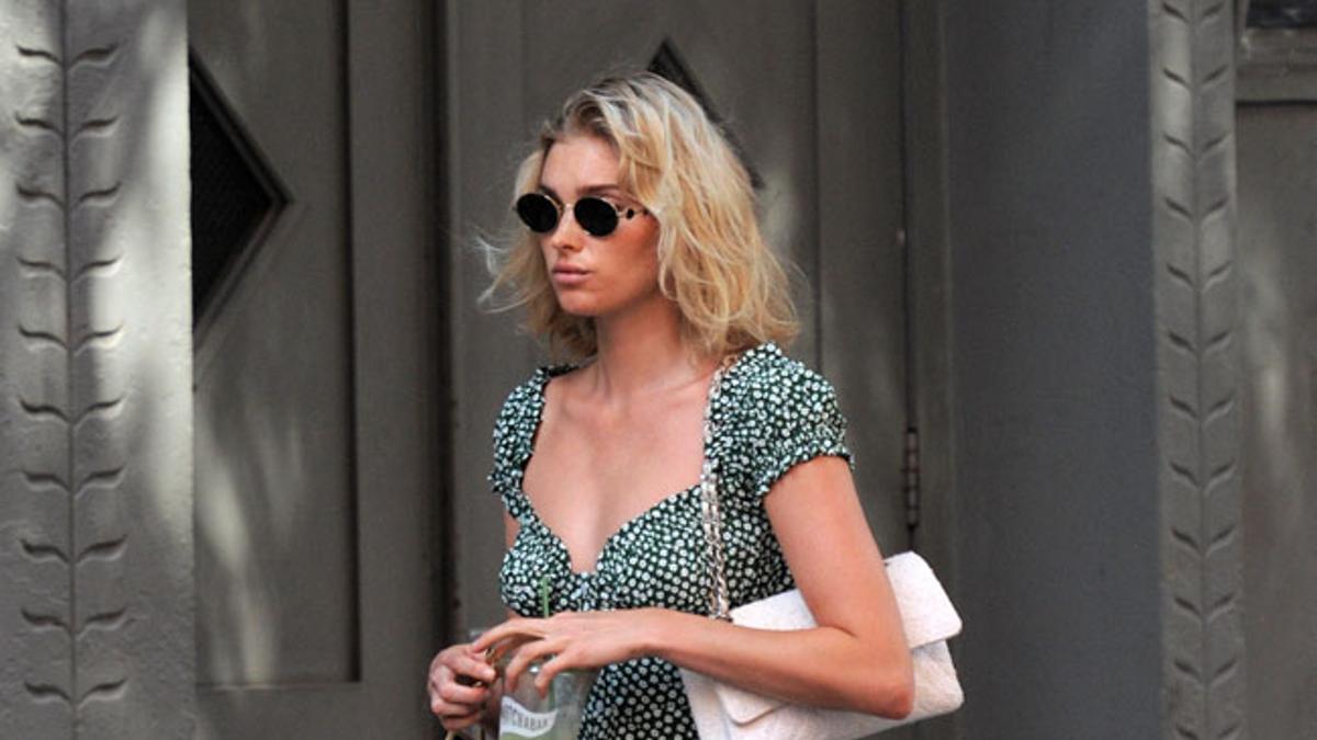 Elsa Hosk con vestido mini verde de With Jéan