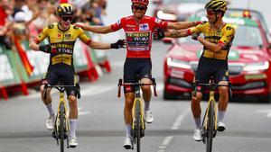 Los tres ciclistas del Jumbo cruzan abrazados la meta de Guadarrama.