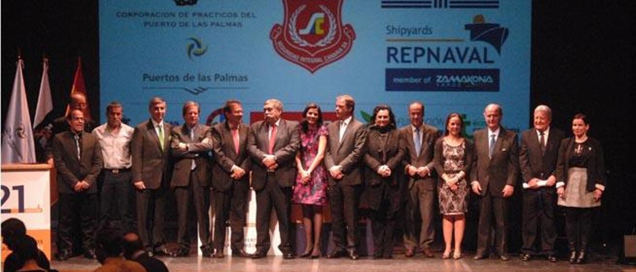 Foto de familia de los premiados por la Fundación Puerto de Las Palmas, ayer, en el escenario del Cicca.