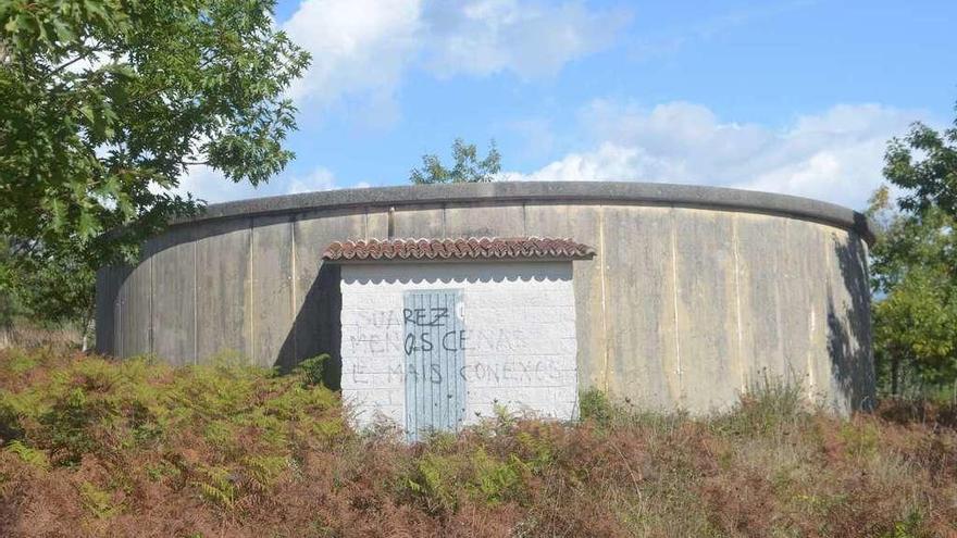 Depósito de la comunidad de aguas de András, en Vilanova de Arousa. // Noé Parga