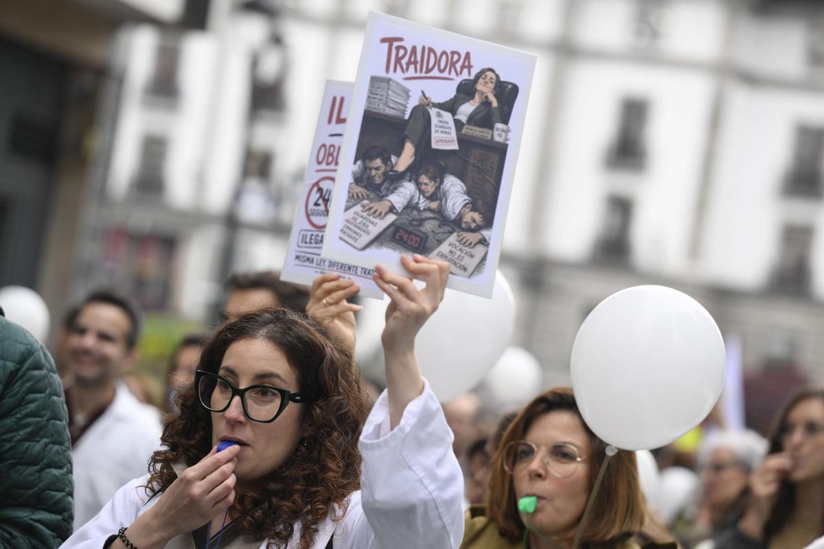 Protesta en Oviedo de médicos, el pasado miércoles, con pancartas alusivas a Mónica García.