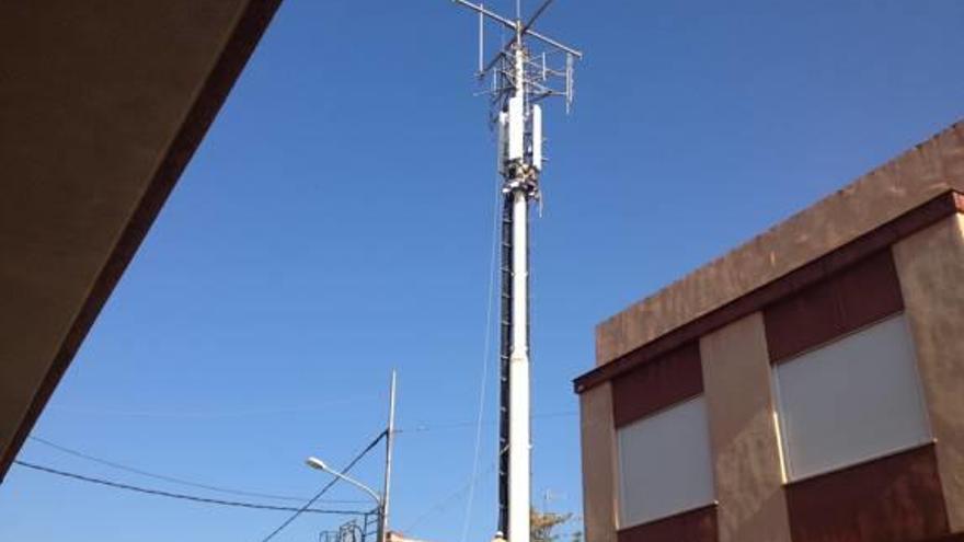 Desmontan el 80 % de la antena junto al colegio Cervantes