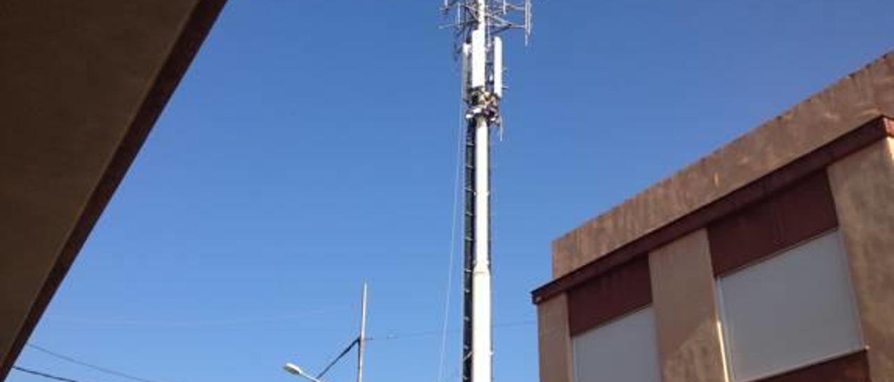 Desmontan el 80 % de la antena junto al colegio Cervantes