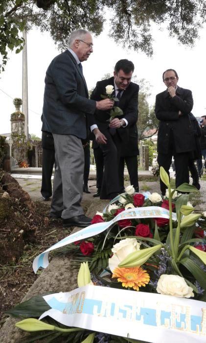 Una ofrenda floral honra a Cela en su centenario