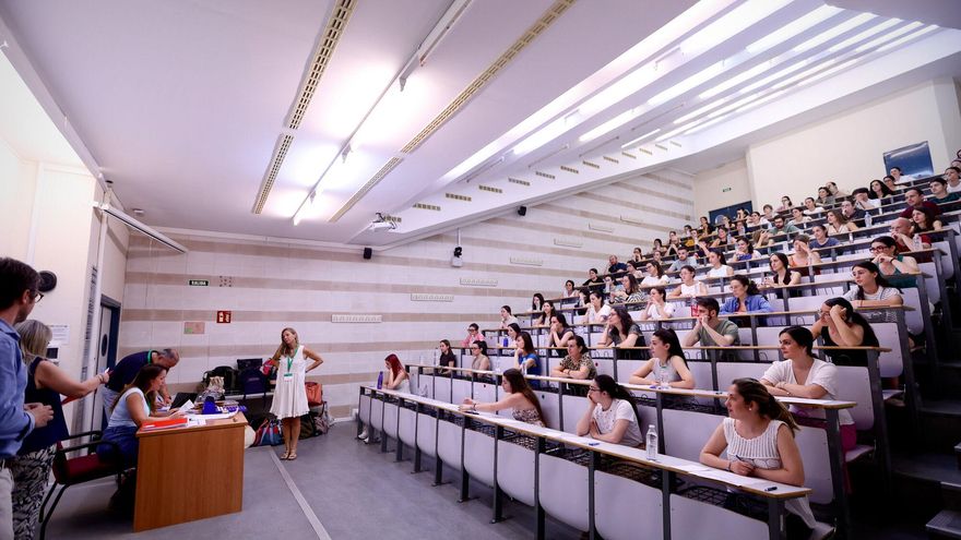 Educación justifica el rigor de las oposiciones de Andalucía: &quot;Ser los mejores es también estar en los detalles&quot;