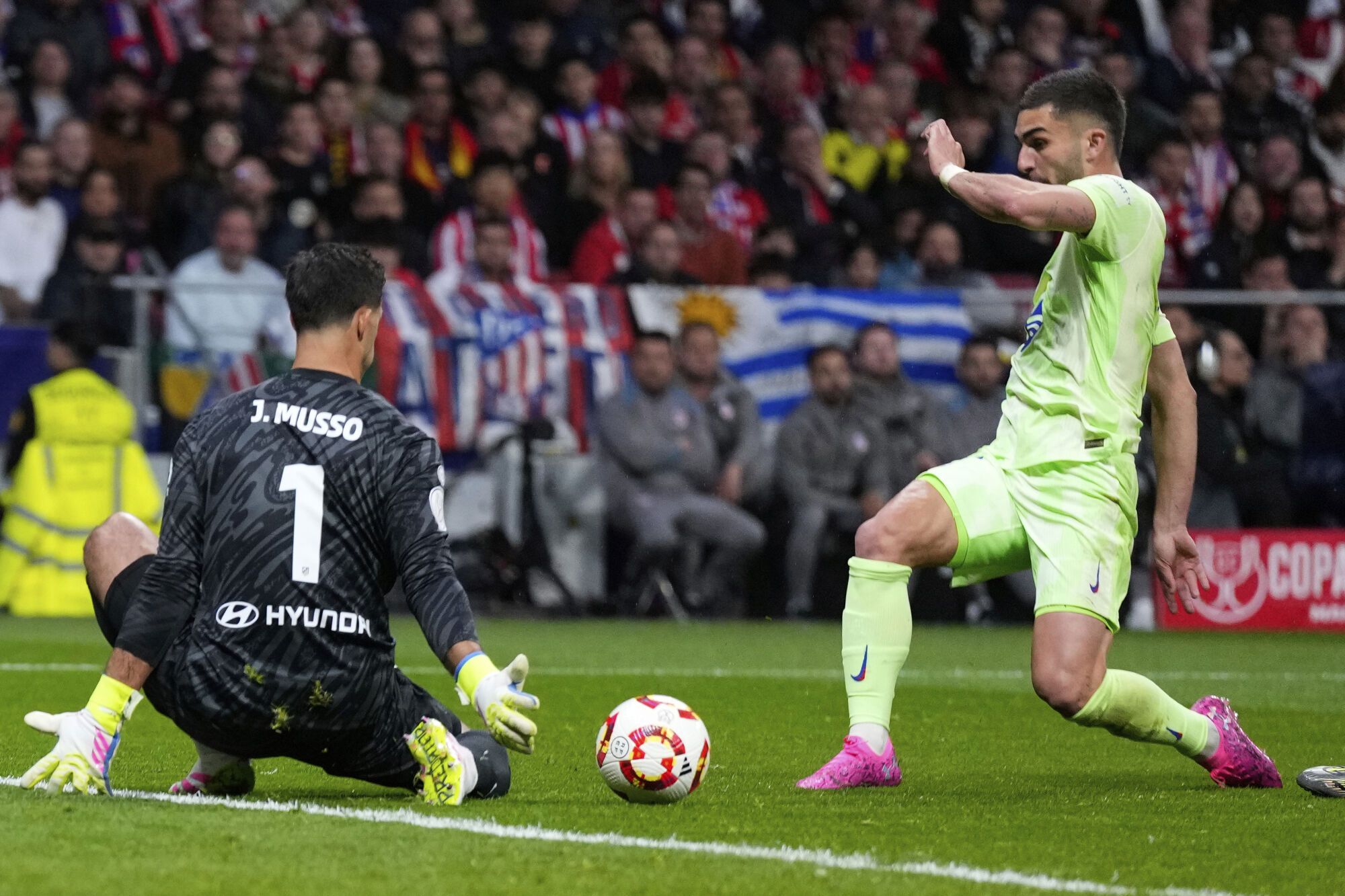 Barcelona's Ferran Torres scores by Atletico Madrid's goalkeeper Juan Musso during the Spanish Copa del Rey semifinal second leg soccer match between Atletico Madrid and Barcelonaat the in Madrid, Spain, Wednesday, April 2, 2025. (AP Photo/Manu Fernandez)