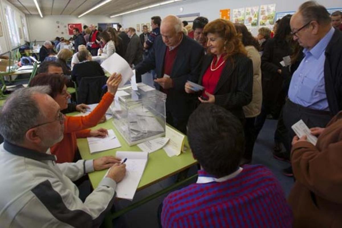 Colas para poder votar en La Sagrega, colegio electoral Rosa dels Vents.