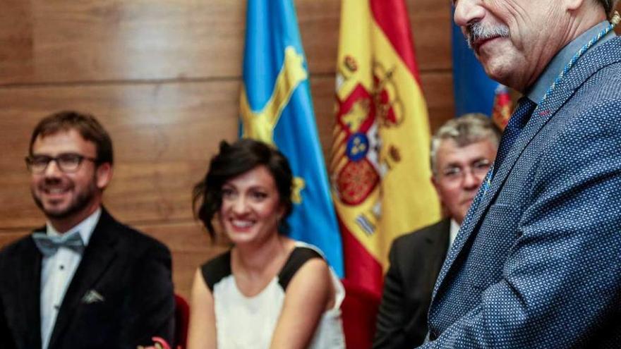 Wenceslao López, en primer término, con los novios, Alfonso Menéndez y Almudena Cueto, al fondo.