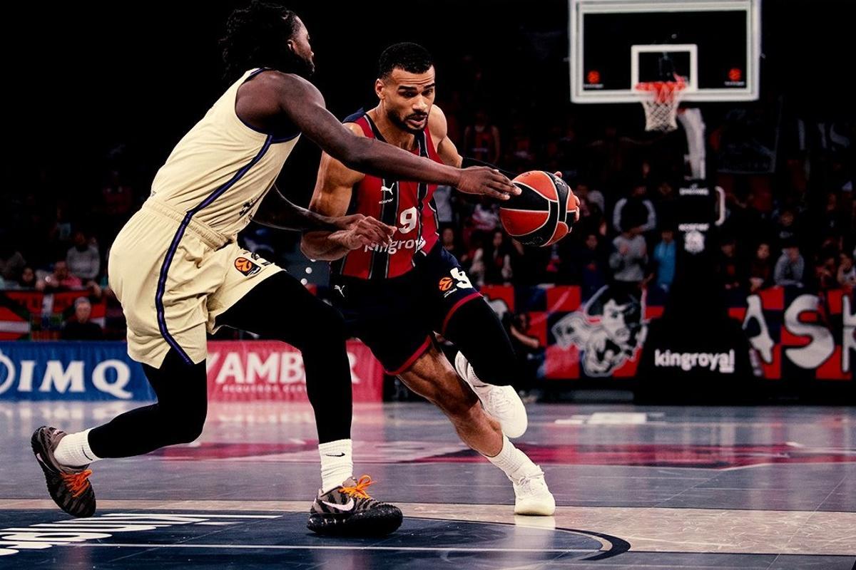 Myles Cale, en una acción defensiva ante el francés Luwawu-Cabarrot