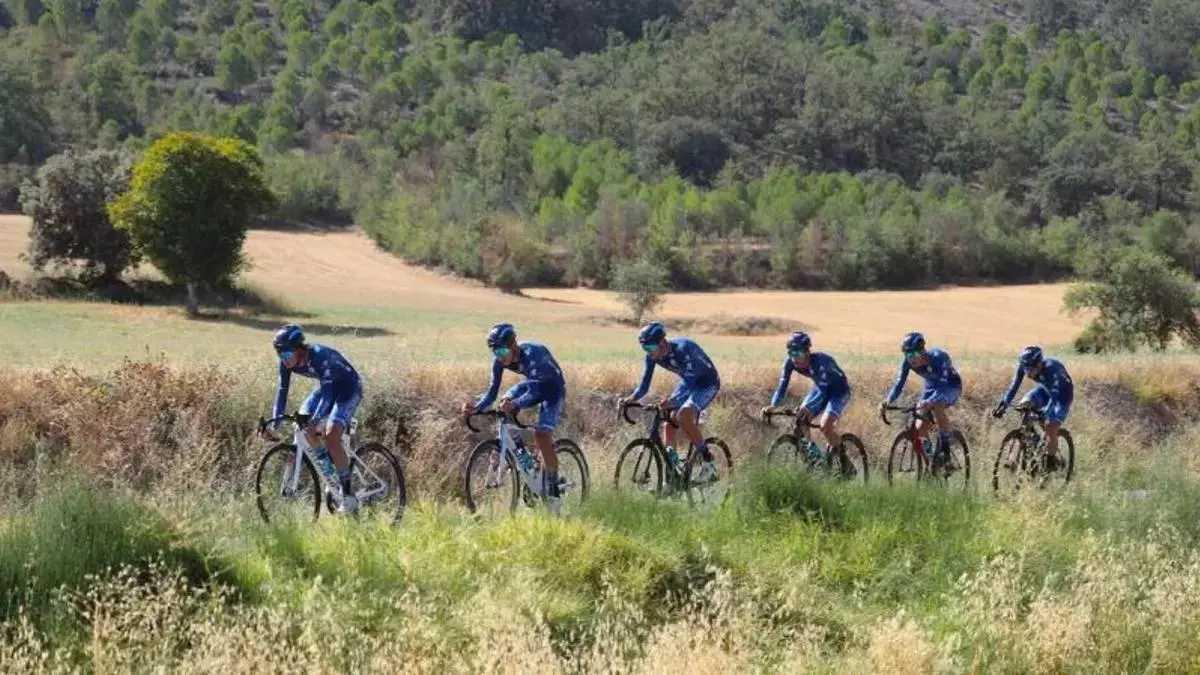 Ciclistes de l'equip Valverde Team, en una imatge d'arxiu.