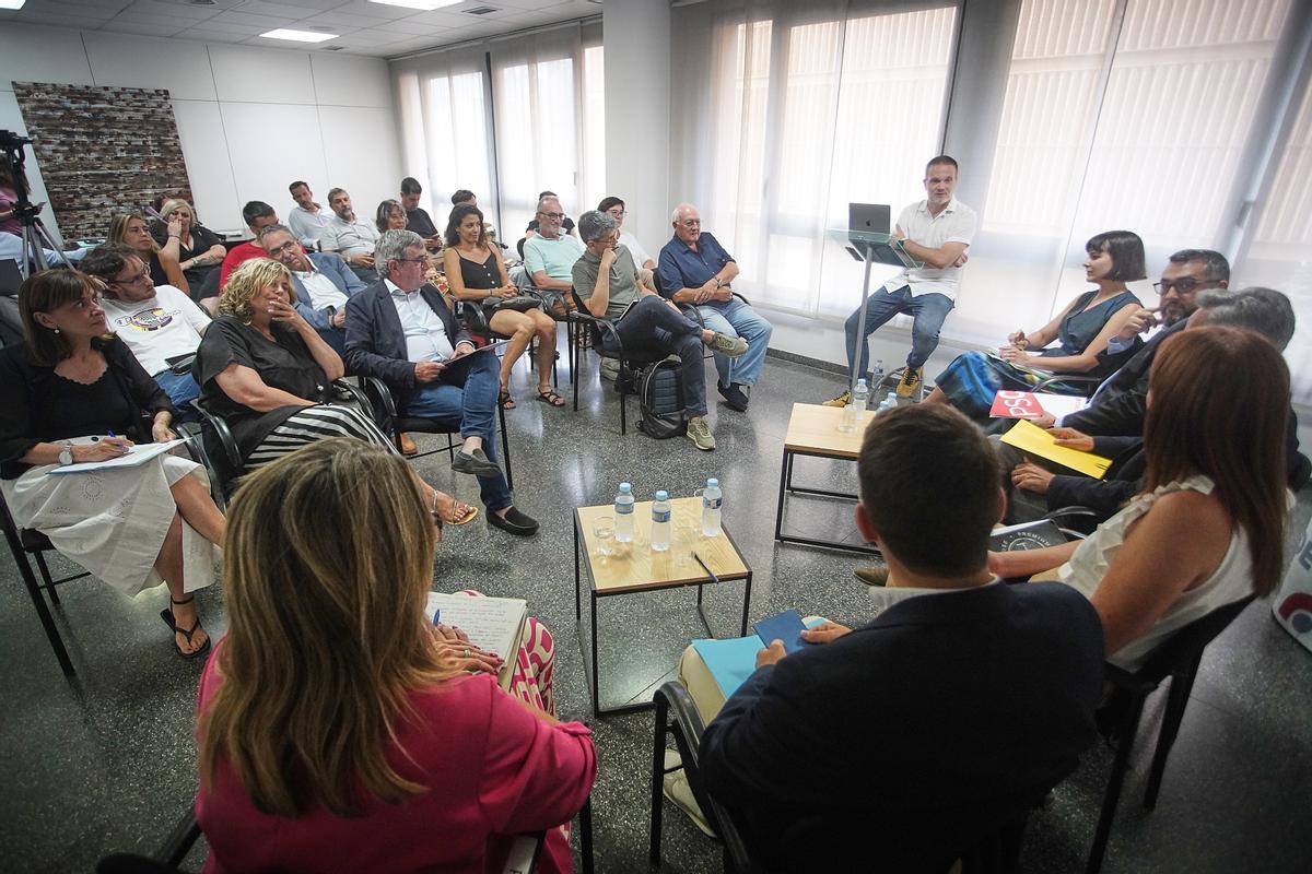 Pla general de la sala on es va celebrar l'acte