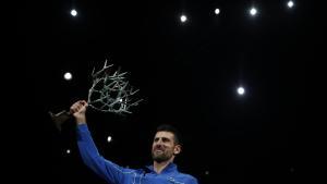 Novak Djokovic, con el título del Masters 1000 de París.