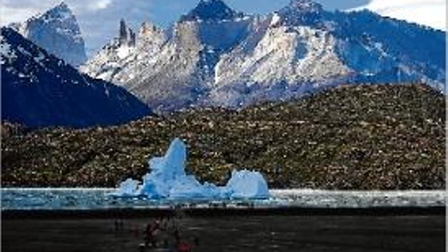 Un timpà de gel flota al llac Grey.