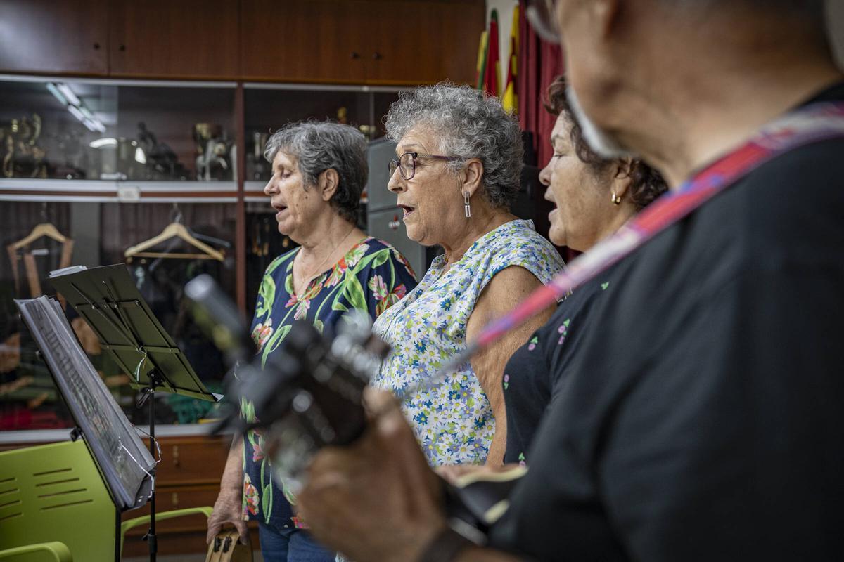 Miembros del coro de la Unión Extremeña de L’Hospitalet, durante un ensayo.